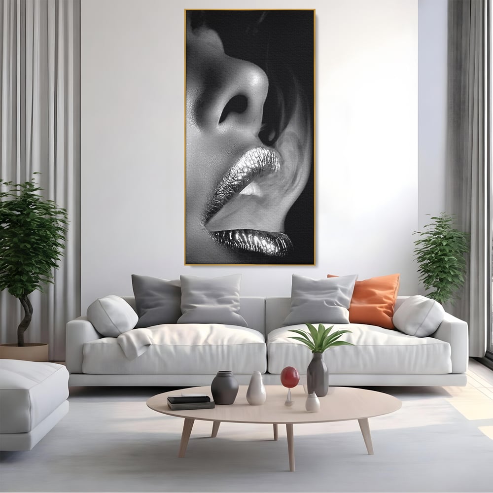 Tablou canvas cu tablou canvas cu buze si fum, in rama de aluminiu auriu, pe perete intr-un living